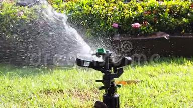 泉水<strong>系统</strong>用于花园中的植物浇水，全<strong>高清</strong>1080p慢动作。